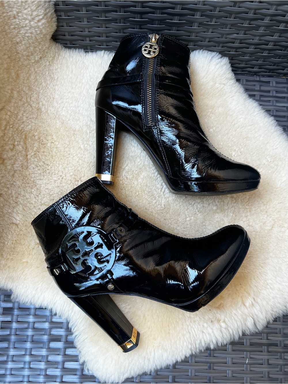 Tory Burch Whitney Ankle Boots Sz 8 M Black Patent Leather Heels Side Zipper